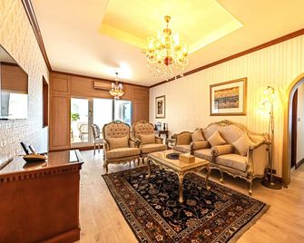 Riviera Hotel - Dubai - Living room