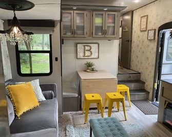 43ft Chic & Cozy RV in country w/pool+spa in Lake Conroe/Willis - Willis - Living room