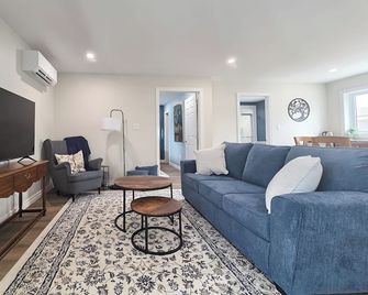 Blue Forest apartment is close to downtown. A/C kitchen and laundry all provided - Chatham-Kent - Living room