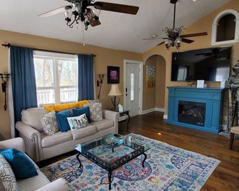 Top of Tiger Hill - Murfreesboro - Living room