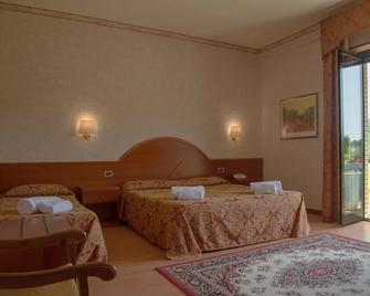 Hotel Columbus sul Lago - Bolsena - Bedroom