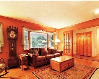 Private Oasis Close to Ann Arbor (Baby Friendly) - Ann Arbor - Living room