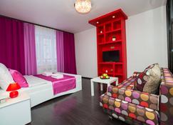 Piat Zvezd Sportivniy Complex Fakel Apartments - Surgut - Bedroom