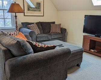 Farmhouse On 14 Acres. Close to Monticello & Ash Lawn Highland - Charlottesville - Stue