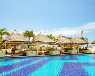 هوتل 2 فيفرير، لومي - لومي - حوض السباحة