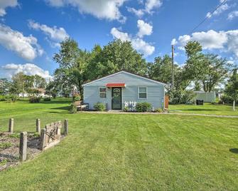 Kid-Friendly House about 8 Mi to Cedar Rapids! - Cedar Rapids - Building