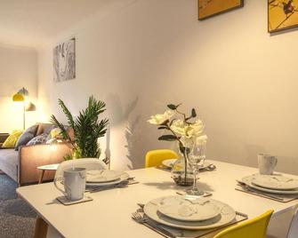4 Dbl Beds, Modern Apartment, Free Parking and Home-from-home - Wakefield - Dining room