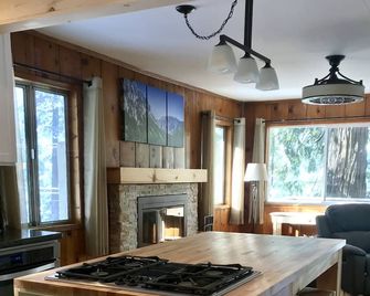 Murphy's cottage in Arnold - Arnold - Dining room