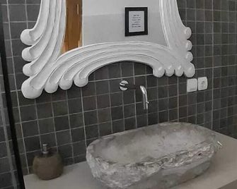 Triple 8 Suites - Labuan Bajo - Bathroom