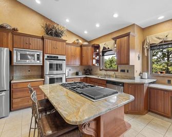 Panoramic Black Hills Views of Historic Deadwood, Hot Tub and Wildlife Galore! - Sturgis - Kitchen