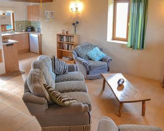 Located 32 km from Saumur, this lovely cottage with jacuzzi and spa is ideal for a family to spend v - Noyant-Villages - Sala de estar
