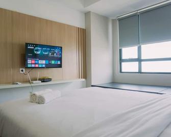 Well Furnished and Comfy Studio Collins Boulevard Apartment By Travelio - Tangerang City - Bedroom