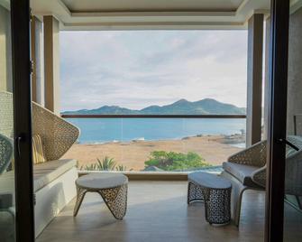 زوري ريزورت - كورون - شرفة