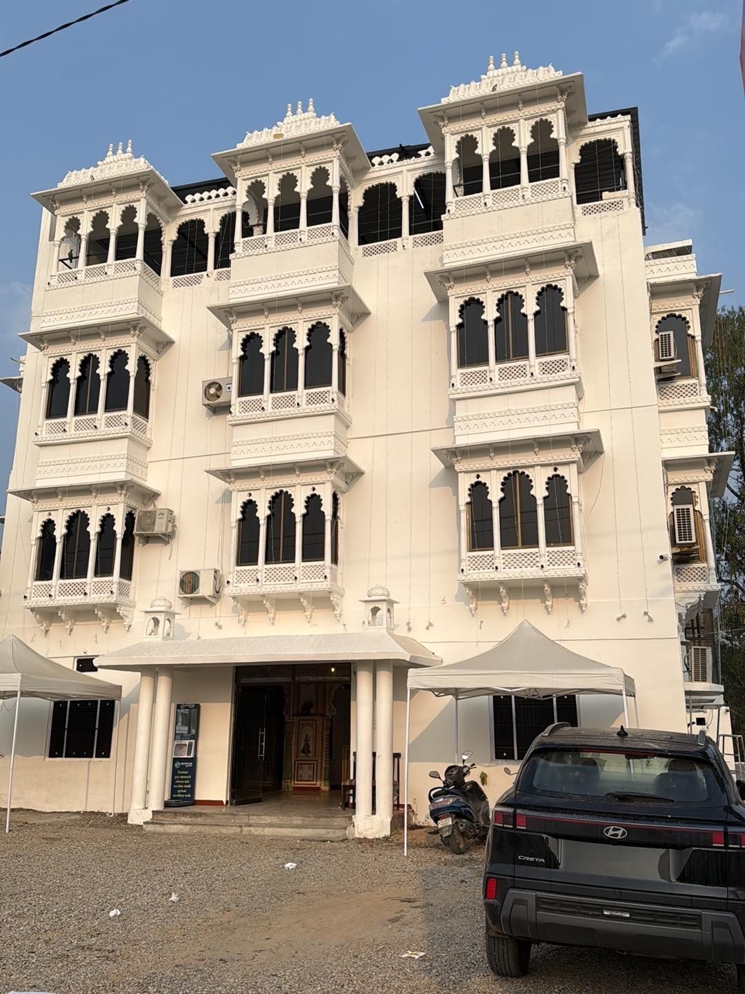 Lotus hotel - Nāthdwāra - Building