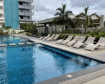 Family studio centrally located and can fit 4 adults - Bacolod - Pool