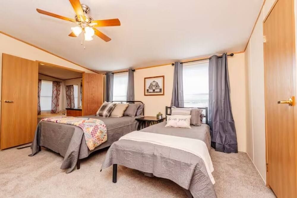 Set up for Crews- 10 beds, 5 bedrooms, 3 full bath - Byron - Slaapkamer