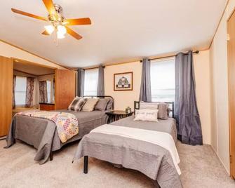 Set up for Crews- 10 beds, 5 bedrooms, 3 full bath - Byron - Ložnice