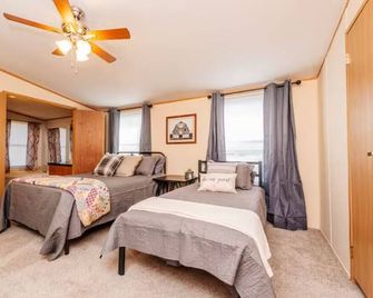 Set up for Crews- 10 beds, 5 bedrooms, 3 full bath - Byron - Slaapkamer
