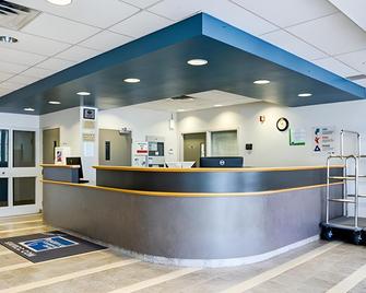 Residence & Conference Centre - Niagara-On-The-Lake - Niagara-on-the-Lake - Front desk