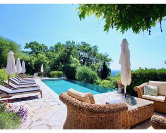 Sky-View Comfortable holiday residence - Spéracèdes - Piscina