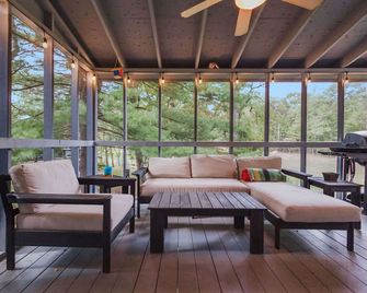 Fireplace Fire Pit Covered Porch & Resort Access - Hedgesville - Salon