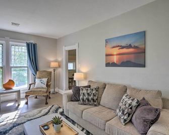 Port Clinton Getaway - Walk To Beach & Restaurants - Port Clinton - Living room