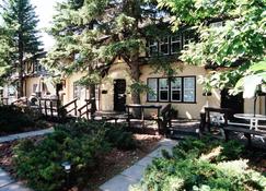 Crandell Mountain Lodge - Waterton - Patio