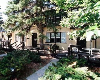 Crandell Mountain Lodge - Waterton - Patio