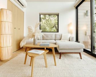 White Rock at Live Oak Lake | Modern Cabin - Bellmead - Living room