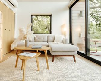 White Rock at Live Oak Lake | Modern Cabin - Bellmead - Huiskamer