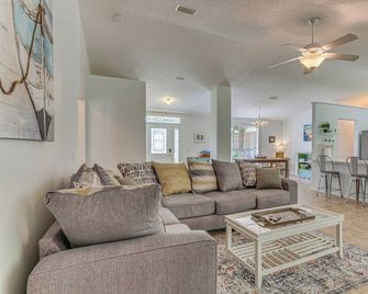 Pensacola Home w/ Large Yard: 4 Mi to Beach - Pensacola - Wohnzimmer