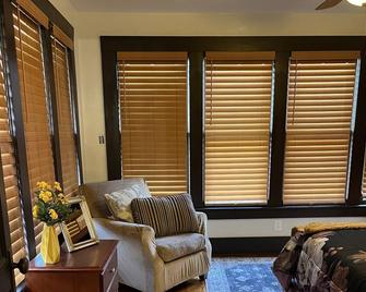 Beautiful historic home near downtown Harrison, AR. Close to Buffalo River. - Harrison - Living room
