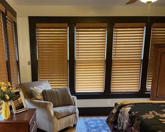 Beautiful historic home near downtown Harrison, AR. Close to Buffalo River. - Harrison - Living room