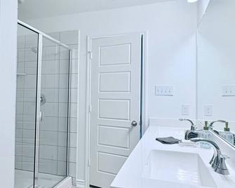 La Vida Marbella Near Airport & Attractions Great Getaway sleeps 15+ - 聖安東尼奧