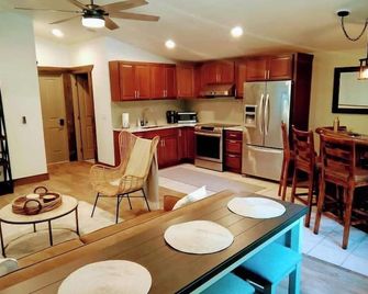 Modern Barn Retreat with Private Taproom & Forest Views - Bow - Kitchen