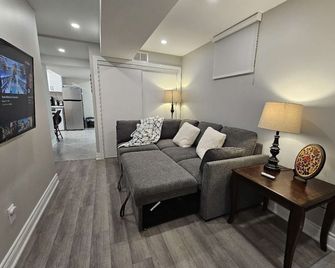 Separate Entrance Basement Suite - Richmond Hill - Sala de estar