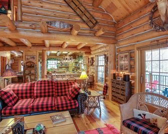 Handcrafted Log Home on River Near Crystal Mtn - Thompsonville - Sala de estar