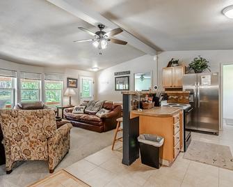 ️ Riverbend Retreat ️ Riverfront️Relax by the fire - Superior - Sala de estar