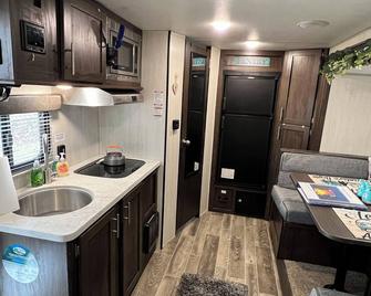 Sleepyheadz Campers And Tents Llc - Bloomington - Kitchen