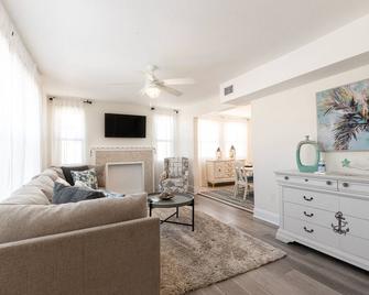Downtown Bradenton Bliss: 3-Bed Apartment - Bradenton - Living room