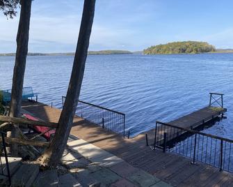Cheerful two bedroom cottage on beautiful Rice Lake waterfront - Roseneath - Beach