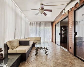 5 minutes to shopping mall restaurants and highway - Duluth - Living room