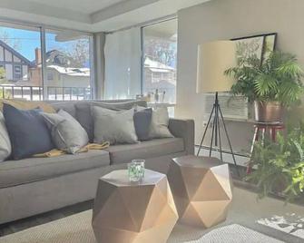 Urban Denver 2BR Flat, Steps to Botanical Garden - דנבר - סלון
