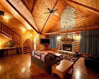 Serene Log Cabin Forest Retreat - LaPorte - Living room