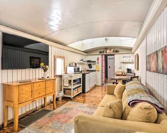 Unique Joplin Gem Converted Train Car Studio - Joplin - Oturma odası