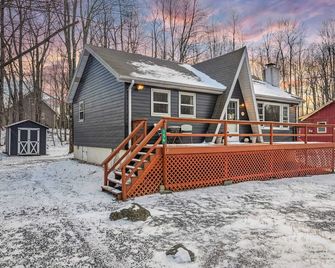 The Pines Cozy Arrowhead Lake Escape With Pools and Outdoor Adventures - Pocono Pines