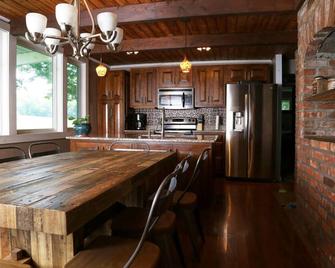 Catskill Hidden Getaway with amazing great room, views, and room for everyone! - Stamford