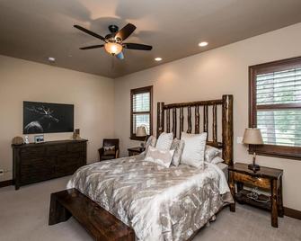 Shaver Lake Luxurious Cabin | 4 Bdrm Sleeps 8 | Stunning View - Shaver Lake - Schlafzimmer