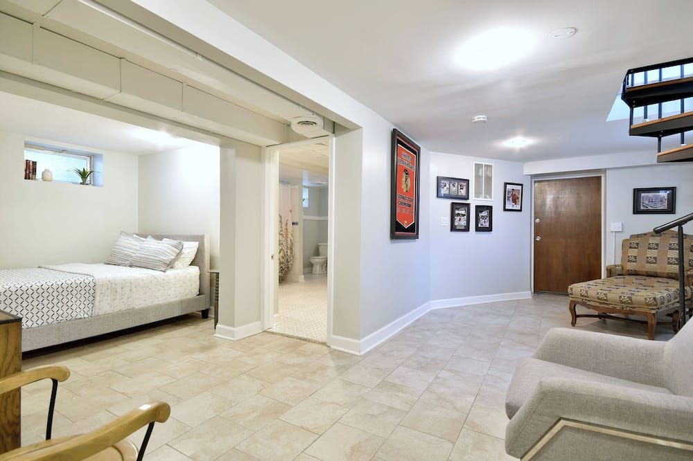 Living room view of 5 bedroom with 5 beds and 2 bathrooms