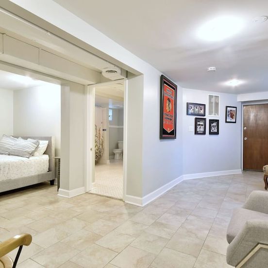 Living room view of 5 bedroom with 5 beds and 2 bathrooms